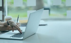 Portada - Descubre los 6 beneficios clave del software libre