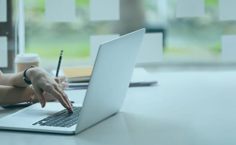 Portada - Descubre los 6 beneficios clave del software libre
